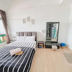  Apartment View Homestay: Balcony Near Jonker Street